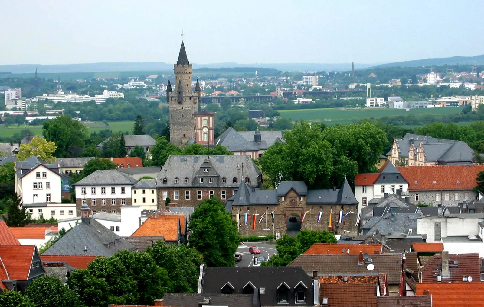 Blick auf Friedberg mit dem Burgturm – Wahrzeichen des Wetteraukreises